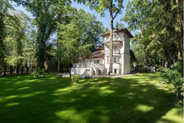 mazowieckie, powiat piaseczyński, Zalesie Górne, Wrzosów, PRZESTRONNY DOM DLA RODZINY WŚRÓD STARYCH DĘBÓW